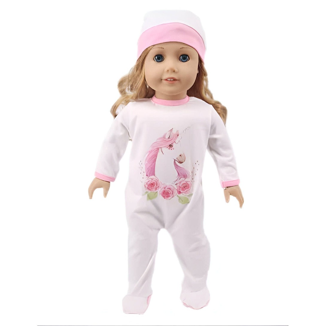 Poupée blonde avec un pyjama blanc à motif de licorne rose et un bonnet assorti., 45501964615935,45501964910847,45501965140223,45501965369599,45501965598975,45501965730047,45501965861119,45501965992191 | Licorne Shop