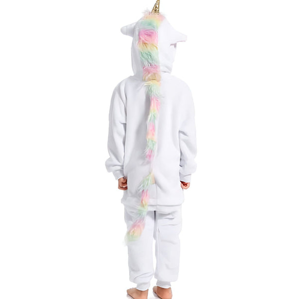 Enfant portant un pyjama licorne blanc avec capuche et une crinière et une queue arc-en-ciel. La personne est vue de dos sur un fond blanc., 45502025302271,45502025367807,45502025400575,45502025433343,45502025466111,45502025498879,45502025531647,45502025564415 | Licorne Shop