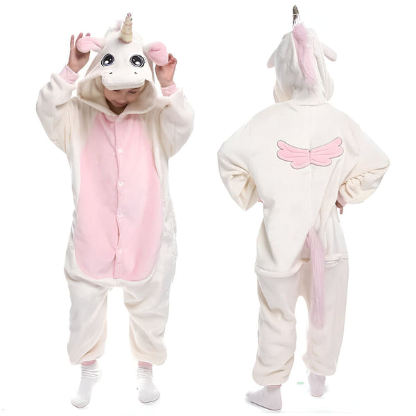 Ensemble de deux images montrant une personne portant un pyjama de licorne. Le pyjama est blanc avec un ventre rose, une capuche avec des oreilles de licorne, une corne et des ailes roses sur le dos. La personne lève les mains au-dessus de sa tête dans l'image de gauche., 45502356652287,45502356685055,45502356717823,45502356750591,45502356783359,45502356816127,45502356848895,45502356881663 | Licorne Shop