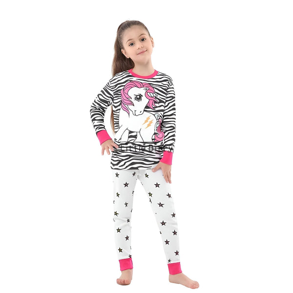 Fillette en pyjama : haut à rayures zébrées avec motif licorne rose et blanc, pantalon blanc à étoiles noires et bordures roses. Ensemble confortable et amusant pour enfant., 45501993320703,45501993353471,45501993386239,45501993419007,45501993451775,45501993484543,45501993517311,45501993550079 | Licorne Shop