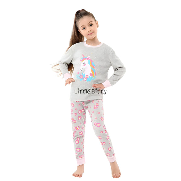 Une fillette porte un pyjama gris avec un motif de licorne et de fleurs roses. Pyjama confortable et mignon pour enfants., 45501983981823,45501984014591,45501984047359,45501984080127,45501984112895,45501984145663,45501984178431,45501984211199 | Licorne Shop
