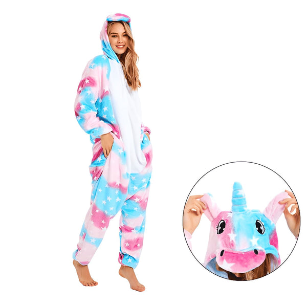 Femme portant un pyjama combinaison licorne rose et bleu avec étoiles. Gros plan sur la capuche en forme de tête de licorne. Vêtement de nuit doux et confortable., 45501978804479,45501978837247,45501978870015,45501978902783,45501978935551,45501978968319,45501979001087,45501979033855 | Licorne Shop