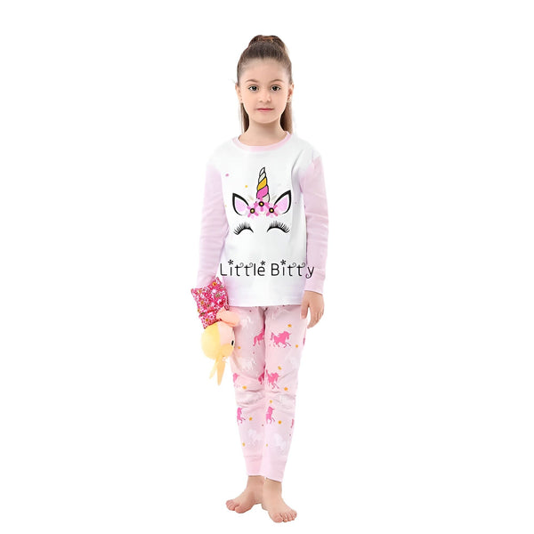 Jeune fille portant un pyjama rose et blanc avec motif licorne, tenant une poupée. Pyjama confortable pour enfants, motif adorable licorne, vêtements de nuit pour filles., 45501994238207,45501994270975,45501994303743,45501994336511,45501994402047,45501994434815,45501994467583,45501994500351 | Licorne Shop