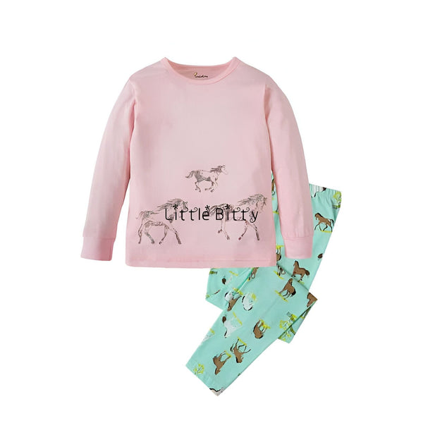Pyjama pour enfants Little Bitty rose à manches longues avec motif de chevaux et pantalon turquoise à imprimé de chevaux. Idéal pour une nuit confortable et stylée., 45501985718527,45501985751295,45501985784063,45501985816831,45501985849599,45501985882367,45501985915135,45501985947903 | Licorne Shop