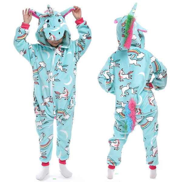 Ensemble de pyjama licorne pour enfants en polaire bleu clair avec des motifs de licorne, des nuages et des arcs-en-ciel. Vue de face et de dos. Idéal pour une soirée pyjama ou un cadeau fantaisie., 45501977985279,45501978018047,45501978050815,45501978083583,45501978116351,45501978149119,45501978181887,45501978247423 | Licorne Shop