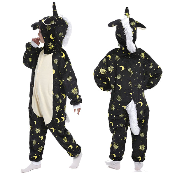 Un enfant porte un pyjama licorne noir à motifs de soleil et de lune. Le pyjama a une crinière et une queue blanches. Vue de face et de dos., 45502353932543,45502353965311,45502353998079,45502354030847,45502354063615,45502354096383,45502354129151,45502354161919 | Licorne Shop