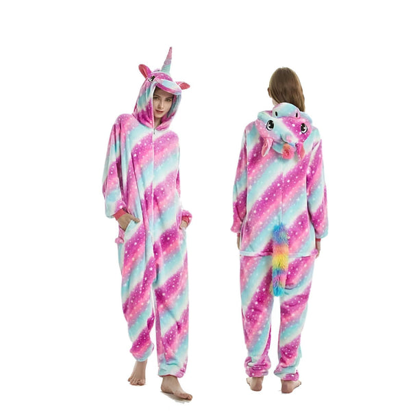 Deux femmes portent des combinaisons pyjamas licorne à rayures roses, bleues et blanches avec des étoiles. L'une est vue de face, l'autre de dos avec une queue arc-en-ciel., 45502028087551,45502028120319,45502028153087,45502028185855,45502028218623,45502028284159,45502028316927,45502028349695 | Licorne Shop