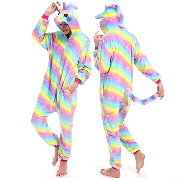 Deux personnes portant des pyjamas intégrales en forme de licorne arc-en-ciel. L'une fait face à l'avant et l'autre de dos, montrant la queue touffue de la licorne. Les pyjamas ont des étoiles dispersées sur le motif arc-en-ciel., 45502357242111,45502357274879,45502357307647,45502357340415,45502357373183,45502357405951,45502357438719,45502357471487 | Licorne Shop