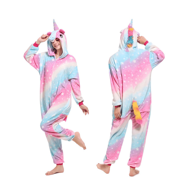 Femme portant un pyjama de licorne à capuche rose, bleu et blanc avec des étoiles. Vues de face et de dos., 45502366941439,45502366974207,45502367006975,45502367039743,45502367072511,45502367105279,45502367138047,45502367170815 | Licorne Shop