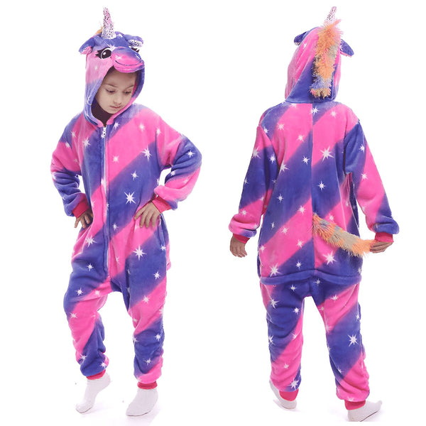 Image de face et de dos d'un enfant portant une grenouillère licorne rose et violette avec des étoiles blanches. La combinaison a une capuche avec une corne et des oreilles de licorne., 45502367465727,45502367498495,45502367531263,45502367564031,45502367596799,45502367629567,45502367662335,45502367695103 | Licorne Shop