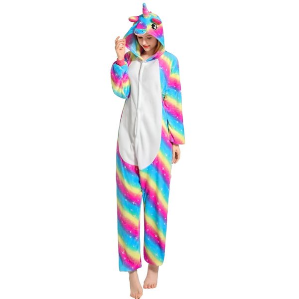 Femme portant un pyjama kigurumi licorne arc-en-ciel. Combinaison douce et colorée avec capuche en forme de licorne. Costume confortable pour rester au chaud à la maison., 45501992173823,45501992206591,45501992239359,45501992272127,45501992304895,45501992337663,45501992370431,45501992403199 | Licorne Shop