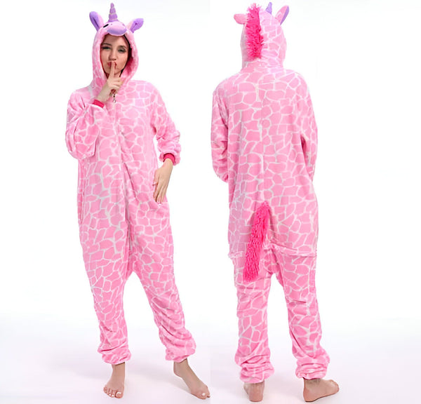 Femme en pyjama licorne rose, vue de face et de dos. Combinaison douce avec capuche à corne et motif tacheté. Idéal pour cocooning et nuits confortables., 45502366679295,45502366712063,45502366744831,45502366777599,45502366810367,45502366843135,45502366875903,45502366908671 | Licorne Shop