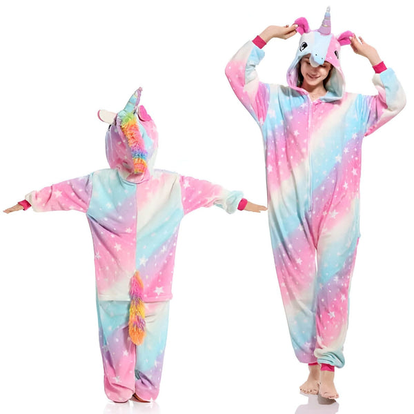 Deux personnes portant des pyjamas licorne colorés avec des étoiles. L'un est un enfant vu de dos, l'autre est une femme adulte posant de face avec les mains sur la capuche., 45502365860095,45502365892863,45502365925631,45502365958399,45502365991167,45502366023935,45502366056703,45502366089471 | Licorne Shop