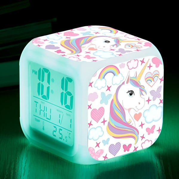 Réveil numérique lumineux pour enfant, motif licorne avec coeurs, nuages, arc-en-ciel. L'écran affiche l'heure, la date et la température. Cadeau idéal pour décorer une chambre d'enfant., 45501031219455 | Licorne Shop