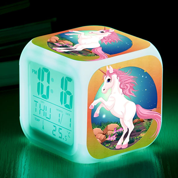 Réveil numérique en forme de cube, illuminé en vert, avec des images de licornes roses. Affichage de l'heure, de la date et de la température. Idéal pour une chambre d'enfant., 45501031448831 | Licorne Shop