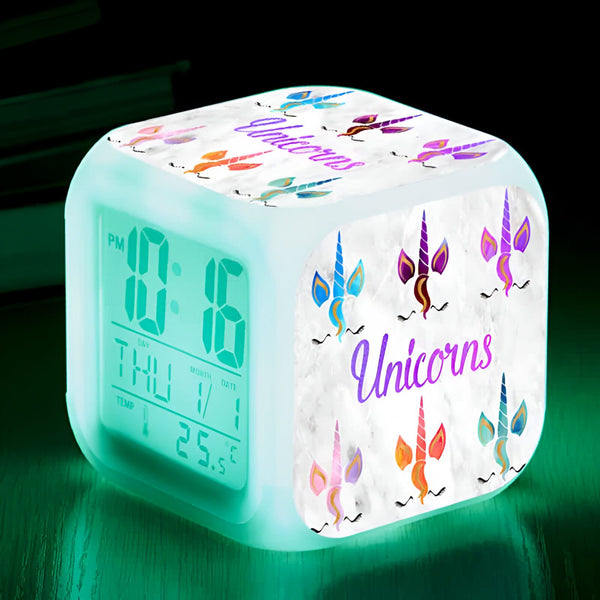 Réveil numérique lumineux avec motif de licornes colorées, affichage de l'heure, de la date et de la température. Décoration pour chambre d'enfant, style féerique. Accessoire de bureau original, cadeau idéal pour les fans de licornes., 45501031186687 | Licorne Shop