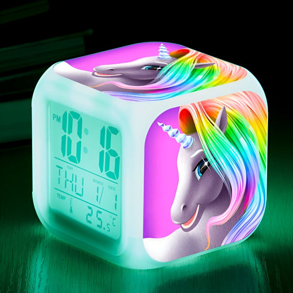 Réveil numérique cube lumineux avec motifs de licorne arc-en-ciel. Affichage de l'heure, de la date et de la température. Idéal pour chambre d'enfant, décoration féerique. Accessoire ludique et pratique., 45501030662399 | Licorne Shop