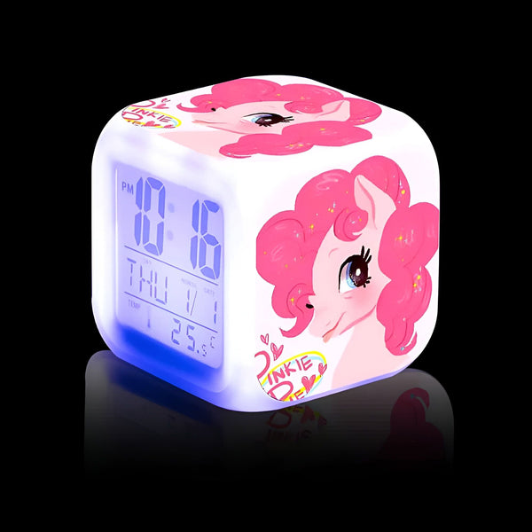 Réveil numérique en forme de cube avec un dessin de Pinkie Pie, un personnage de My Little Pony, affichant l'heure, la date et la température. Il est illuminé en bleu., 45501030727935 | Licorne Shop