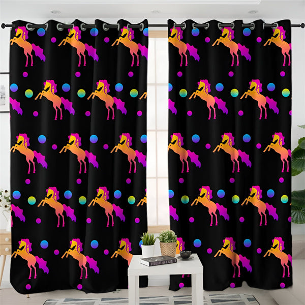 Rideaux occultants noirs avec motifs de chevaux colorés et de cercles. Ambiance moderne et ludique dans une pièce avec des meubles minimalistes. Idéal pour une chambre d'enfant ou un espace créatif., 45501078733055 | Licorne Shop