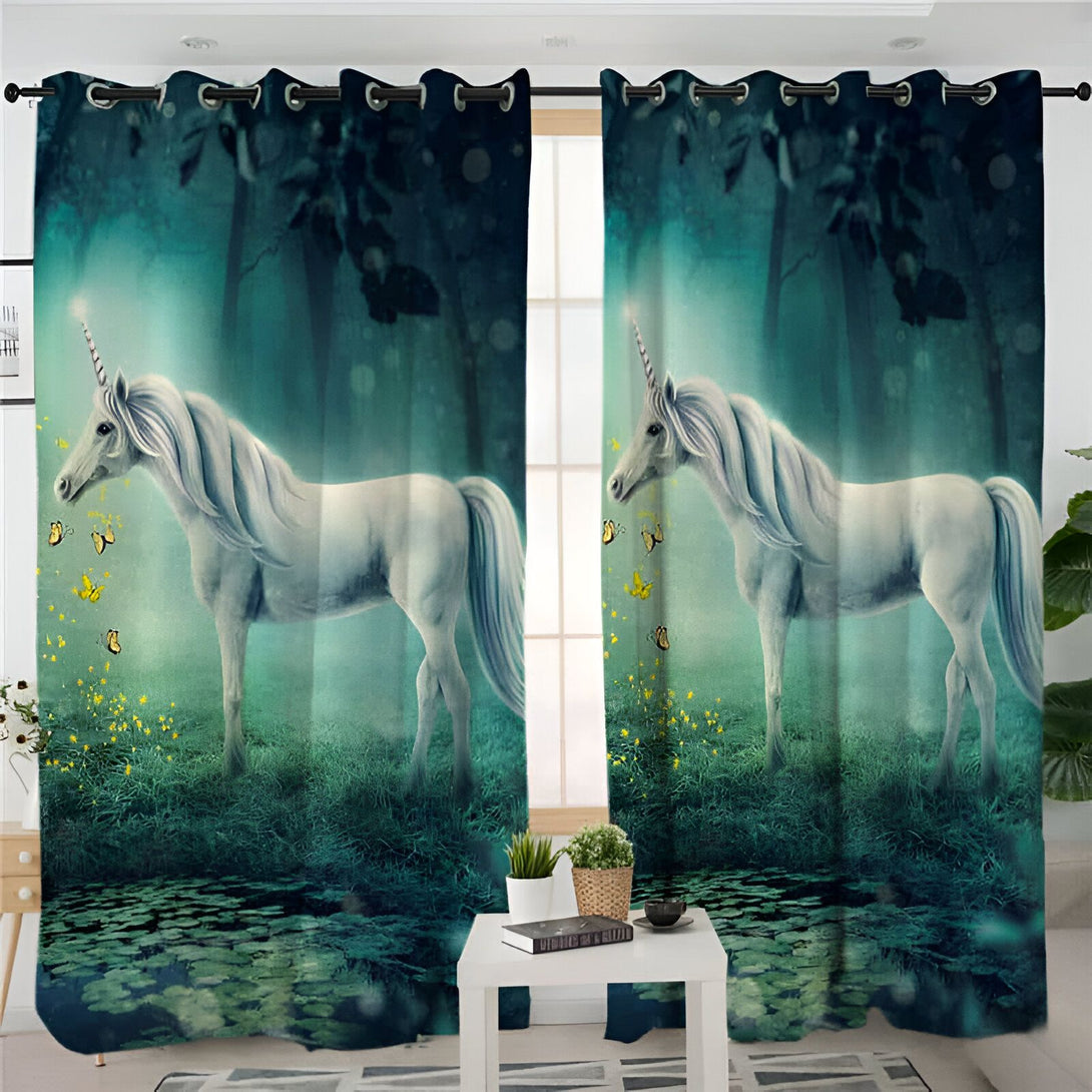 Rideaux imprimés avec un motif d'un licorne blanche dans une forêt enchantée avec des papillons jaunes. Une décoration fantaisiste pour une chambre d'enfant., 45501034823935 | Licorne Shop