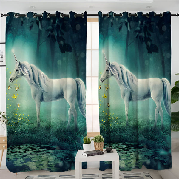 Rideaux imprimés avec un motif d'un licorne blanche dans une forêt enchantée avec des papillons jaunes. Une décoration fantaisiste pour une chambre d'enfant., 45501034823935 | Licorne Shop