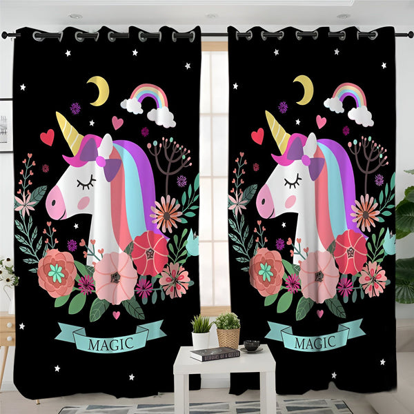 Rideaux occultants noirs avec motif d'un licorne blanc aux cheveux arc-en-ciel, entourée de fleurs, d'étoiles, d'un croissant de lune, d'un arc-en-ciel et d'un ruban portant l'inscription "Magic"., 45501035512063 | Licorne Shop