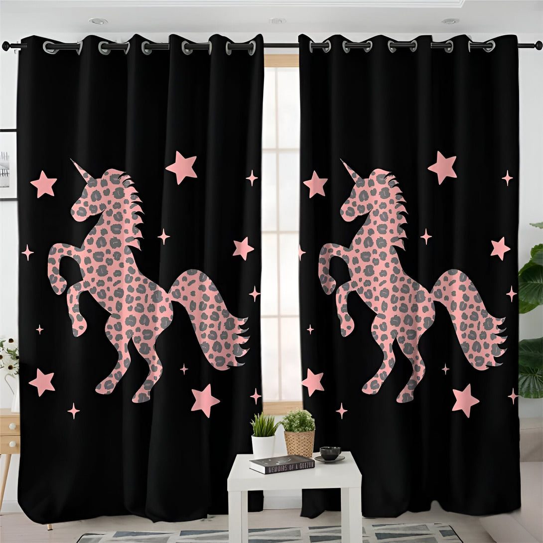 Rideaux noirs avec motifs licornes roses à pois et étoiles roses, donnant une ambiance féérique à la pièce. Décoration intérieure originale et tendance pour une chambre d'enfant., 45501079126271 | Licorne Shop