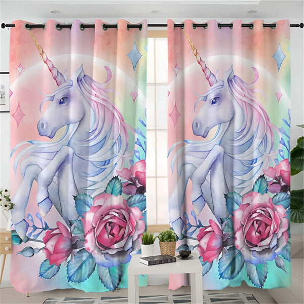 Rideaux avec motif de licorne blanche, crinière rose et corne dorée, entourée de roses roses et feuilles bleues. Arrière-plan avec des teintes pastel et des étoiles scintillantes., 45501035839743 | Licorne Shop