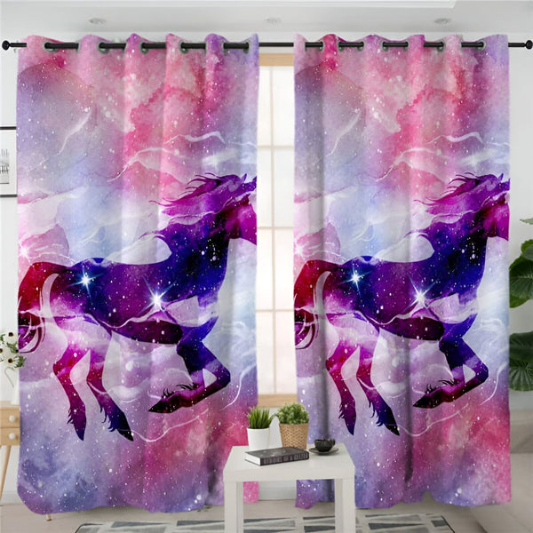 Rideaux occultants avec un motif d'un cheval cosmique galopant. L'arrière-plan est un mélange de couleurs rose, violet et blanc, évoquant une nébuleuse étoilée., 45501076209919 | Licorne Shop