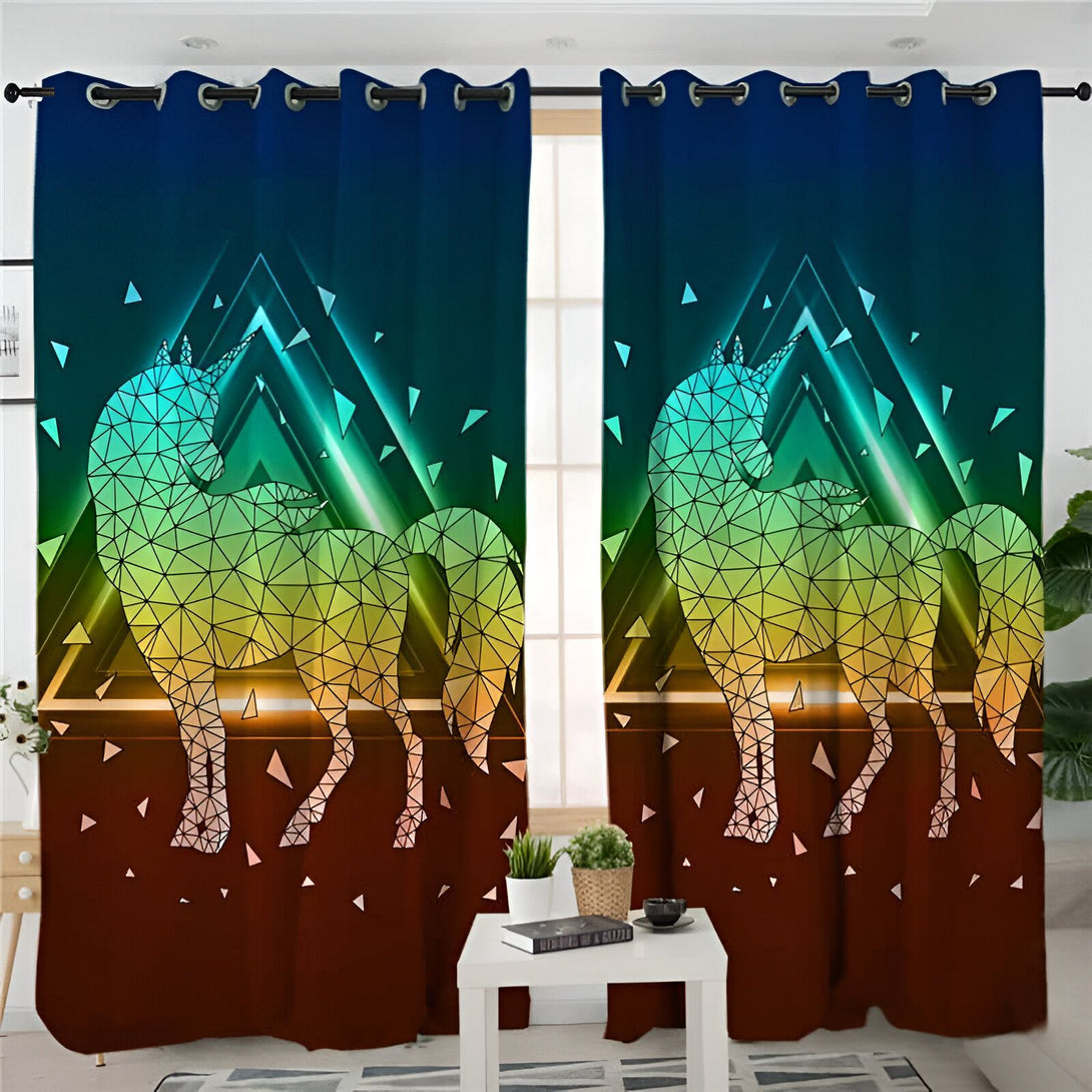 Rideaux avec un motif d'un licorne géométrique en dégradé de couleurs vives, sur un fond bleu nuit avec des triangles lumineux. Ils ajoutent une touche fantastique et moderne à une pièce., 45501035348223 | Licorne Shop