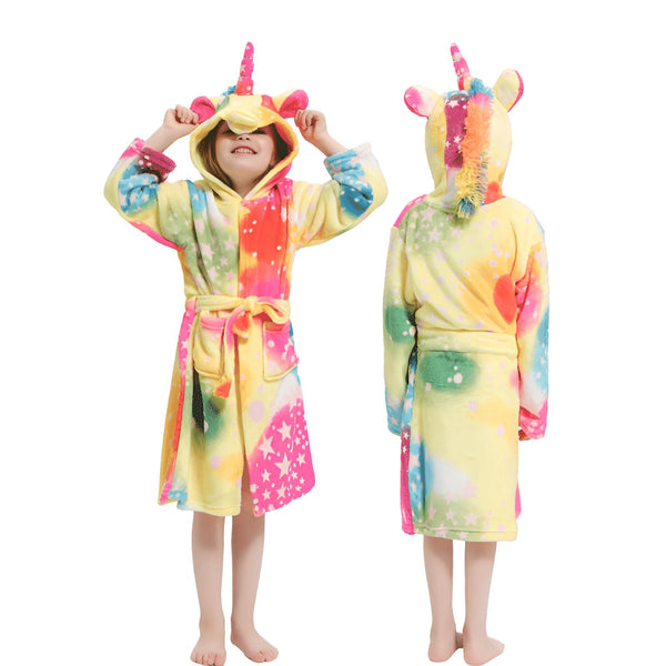 Ensemble de deux photos présentant une jeune fille portant un peignoir fantaisie de licorne aux couleurs vives. Vue de face souriante, et vue de dos montrant une crinière arc-en-ciel. Vêtement doux et confortable pour enfants., 45502350721279,45502350754047,45502350786815,45502350819583,45502350852351,45502350885119,45502350917887,45502350950655 | Licorne Shop