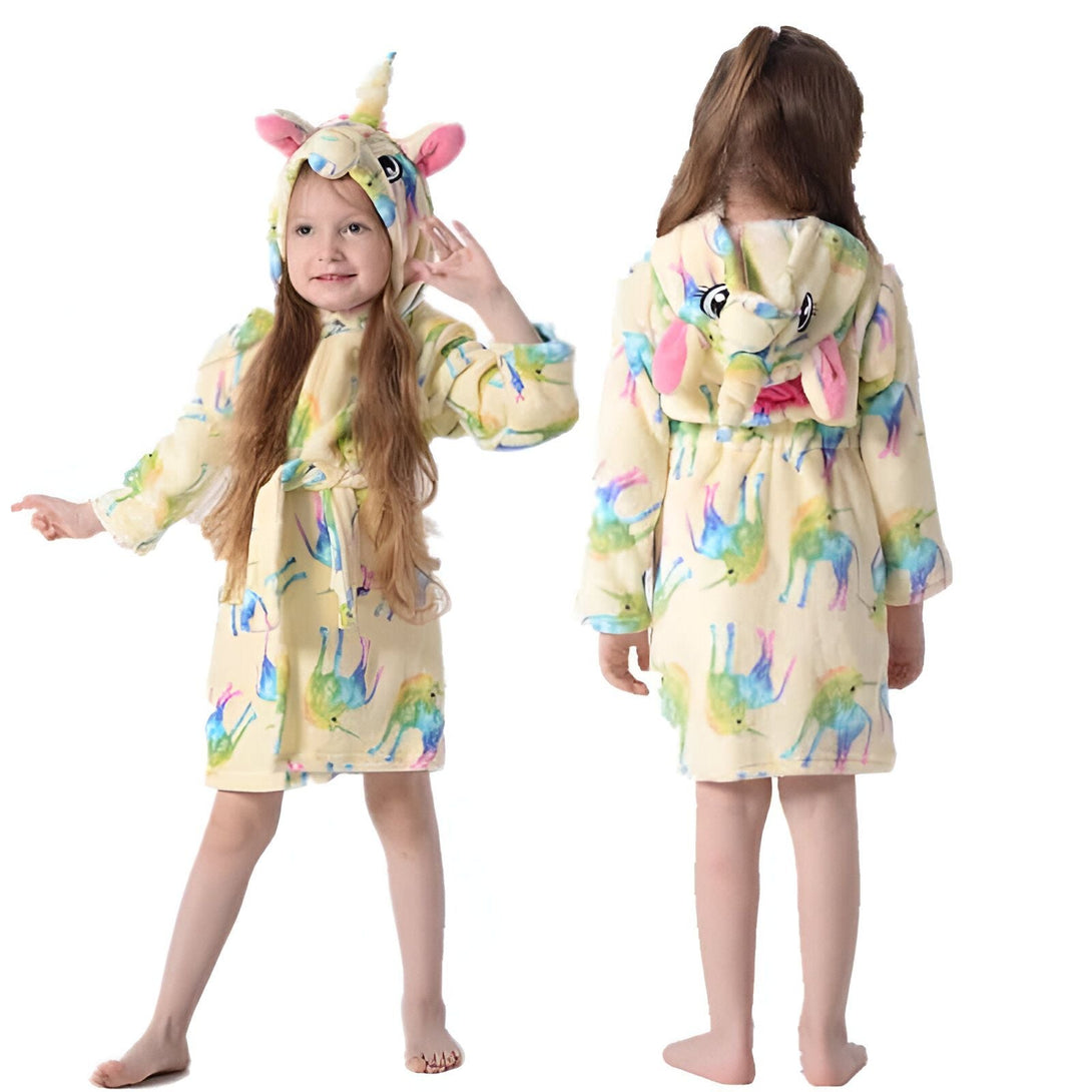 Une fillette porte un peignoir jaune à capuche avec motif de licorne. Le peignoir a une ceinture et des oreilles de licorne sur la capuche. La fillette est visible de face et de dos., 45502045880575,45502045913343,45502045946111,45502045978879,45502046011647,45502046044415,45502046077183,45502046109951 | Licorne Shop