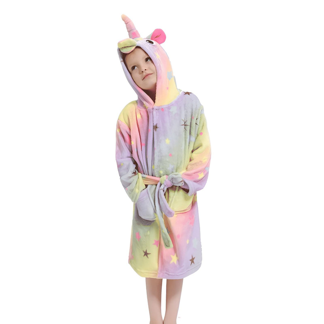 Jeune fille portant un peignoir licorne à capuche multicolore avec des étoiles, ceinture nouée et poches., 45502341972223,45502342004991,45502342037759,45502342070527,45502342103295,45502342136063,45502342168831,45502342201599 | Licorne Shop