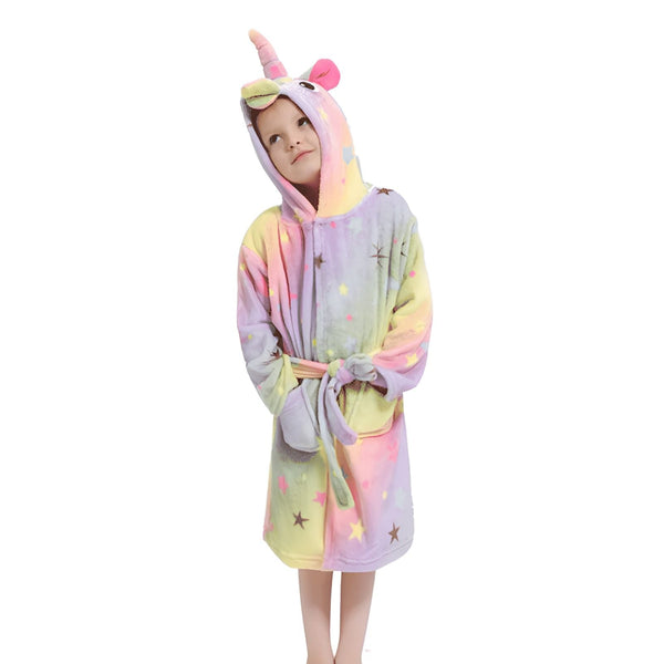 Jeune fille portant un peignoir licorne à capuche multicolore avec des étoiles, ceinture nouée et poches., 45502341972223,45502342004991,45502342037759,45502342070527,45502342103295,45502342136063,45502342168831,45502342201599 | Licorne Shop