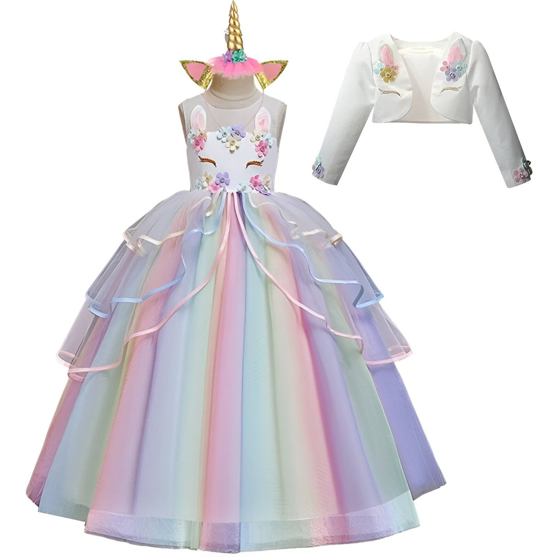 Une robe de licorne blanche et arc-en-ciel avec des fleurs et des paillettes. La robe est livrée avec un serre-tête licorne et une veste blanche.