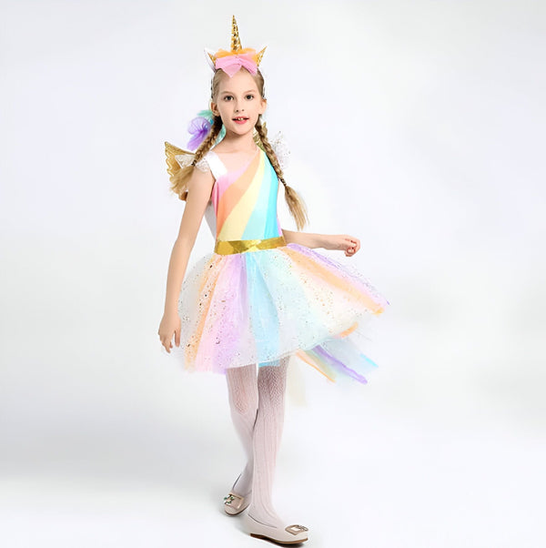 Une jeune fille en costume de licorne coloré avec des ailes dorées et un tutu brillant. Idéal pour les fêtes d'anniversaire, Halloween ou toute occasion spéciale., 45502407147775,45502407180543,45502407213311,45502407246079,45502407278847,45502407311615,45502407344383,45502407377151 | Licorne Shop