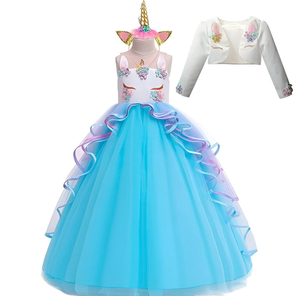 Une robe de licorne bleue avec des fleurs et des paillettes. La robe est composée d'un corset avec des bretelles et d'une jupe en tulle. Le corset est décoré de fleurs et de paillettes. La jupe est composée de plusieurs couches de tulle de couleur bleu clair et bleu foncé. La robe est accompagnée d'une veste blanche avec des fleurs et des paillettes.