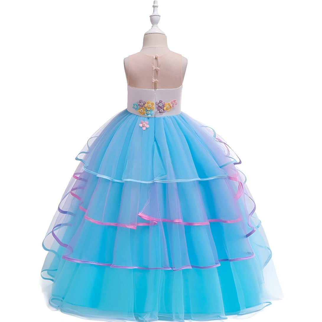 Une robe de soirée bleue et rose à fleurs pour fille.