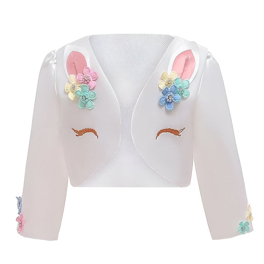 Une veste blanche en satin pour enfant avec des oreilles de lapin, des fleurs et des broderies de licorne.