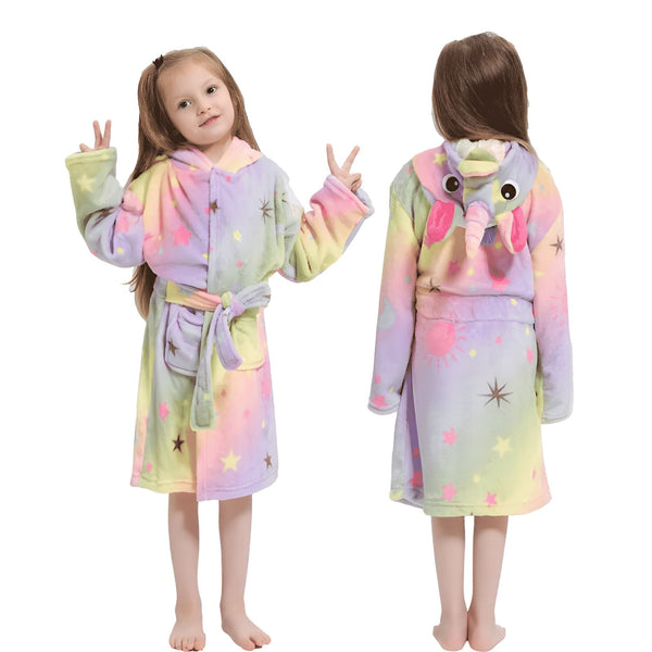 Deux fillettes portant des robes de chambre en peluche, l'une avec un motif licorne à l'arrière, couleurs pastel avec des étoiles., 45502343151871,45502343184639,45502343217407,45502343250175,45502343282943,45502343315711,45502343348479,45502343381247 | Licorne Shop