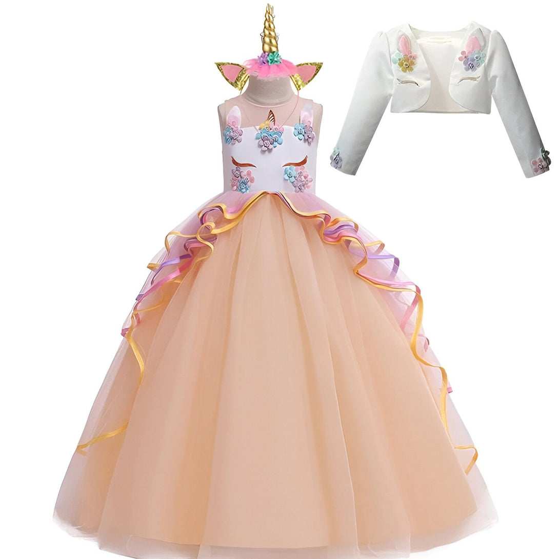 Une robe de princesse en tulle rose et blanc avec des fleurs et des paillettes. La robe a une longue traîne et un boléro assorti.