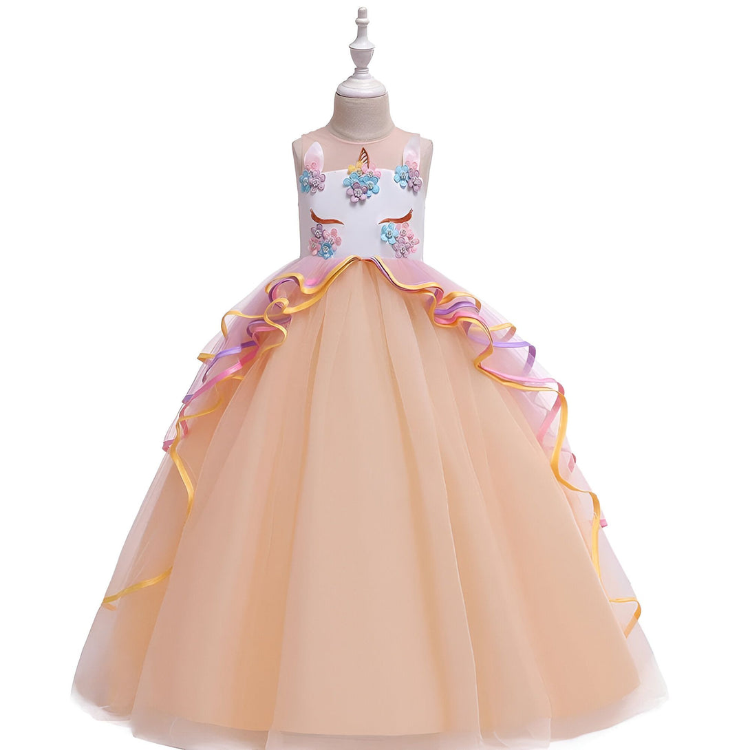 Une robe de soirée rose et blanche avec des fleurs et des paillettes.