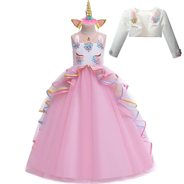 Une robe de licorne rose avec un boléro blanc et une serre-tête avec des oreilles de licorne.