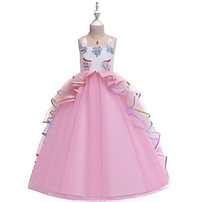 Une robe de soirée rose avec une licorne brodée sur le devant. La robe est en tulle et a une traîne.