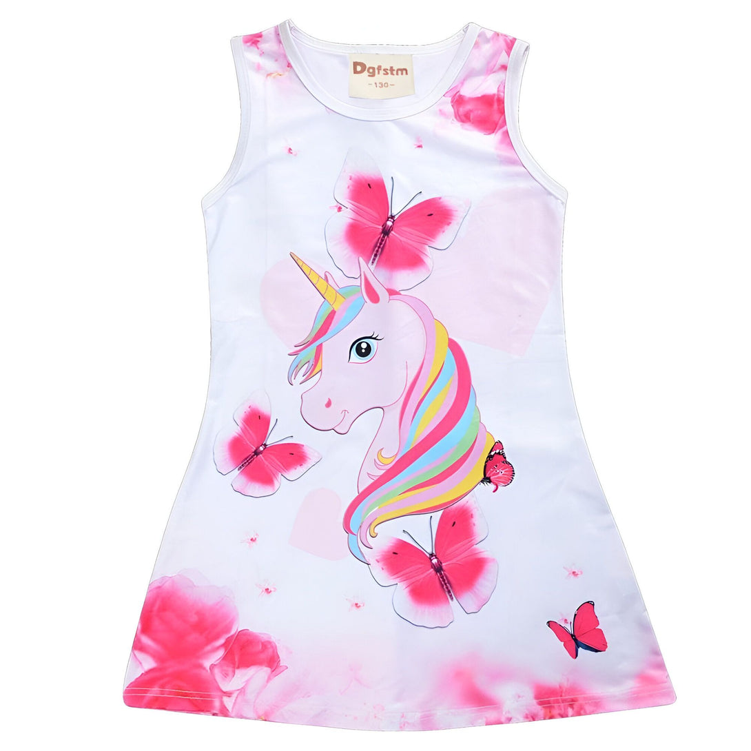 Une robe blanche à motif de licorne et de papillons. La licorne a une crinière arc-en-ciel et les papillons sont roses et bleus.