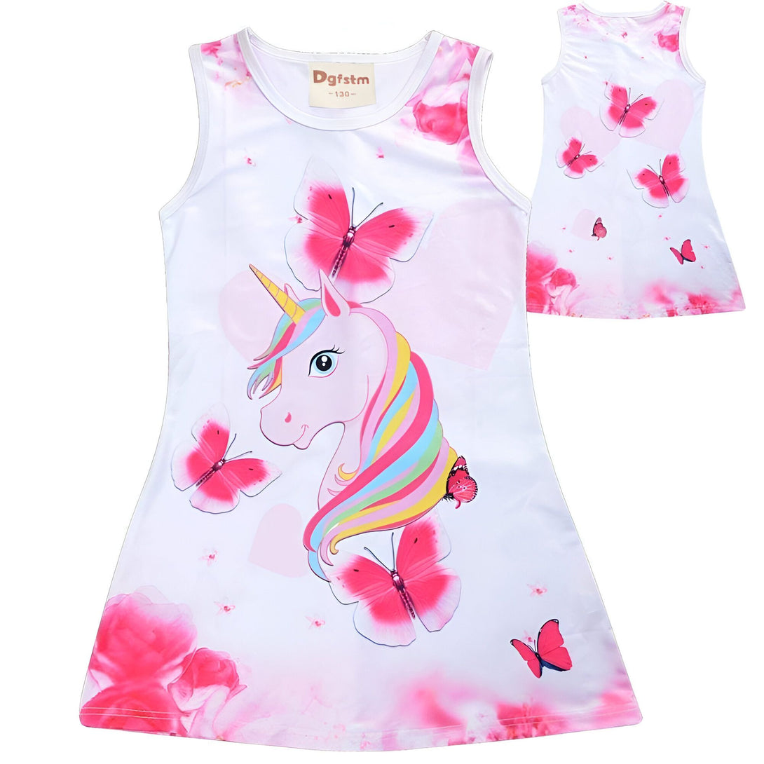 Une robe blanche à motif de licorne et de papillons roses. La robe est sans manches et possède une encolure ronde.