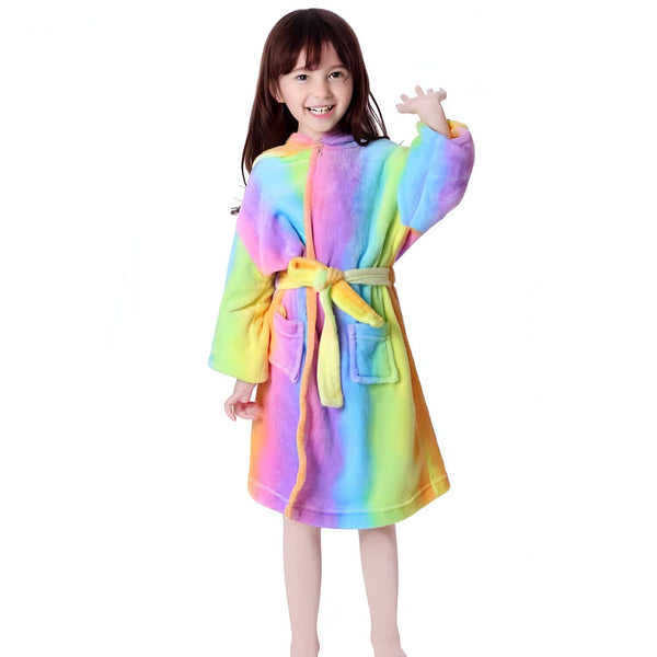 Une jeune fille souriante porte un peignoir arc-en-ciel doux avec une ceinture. Le peignoir semble chaud et confortable, parfait pour se détendre après le bain., 45502022418687,45502022451455,45502022484223,45502022516991,45502022549759,45502022582527,45502022615295,45502022648063 | Licorne Shop