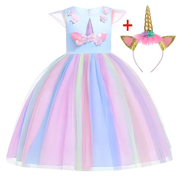Robe de princesse licorne pour fille avec bandeau assorti. La robe a un corsage bleu clair décoré de fleurs et d'une corne de licorne, et une jupe ample à rayures pastel arc-en-ciel. Le bandeau a une corne dorée, des oreilles scintillantes et des fleurs., 45501327802623,45501327835391,45501327868159,45501327900927,45501327933695,45501327966463,45501327999231,45501328031999 | Licorne Shop