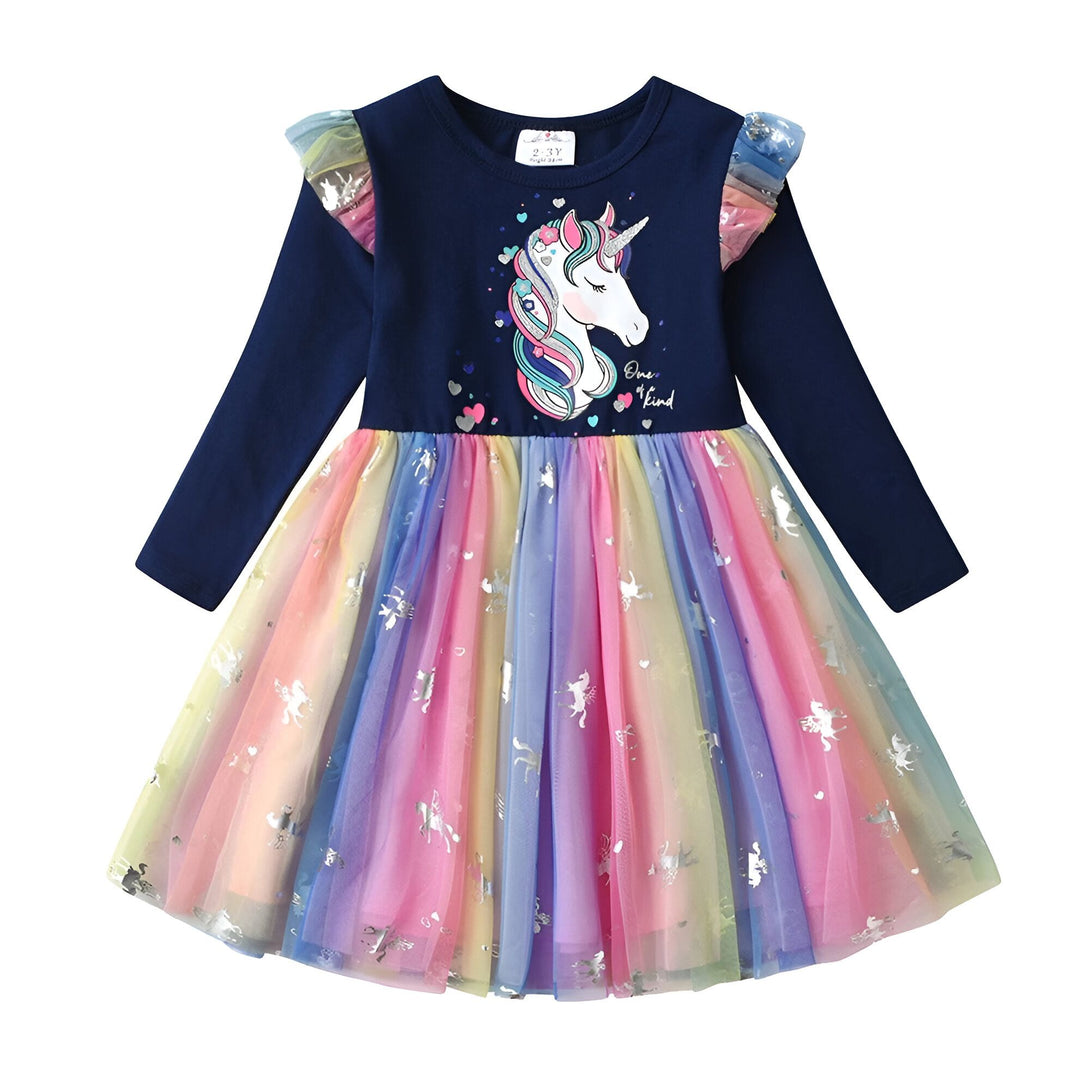 Une robe à manches longues pour fille avec une licorne imprimée sur le devant. La robe est bleu marine avec une jupe en tulle arc-en-ciel.