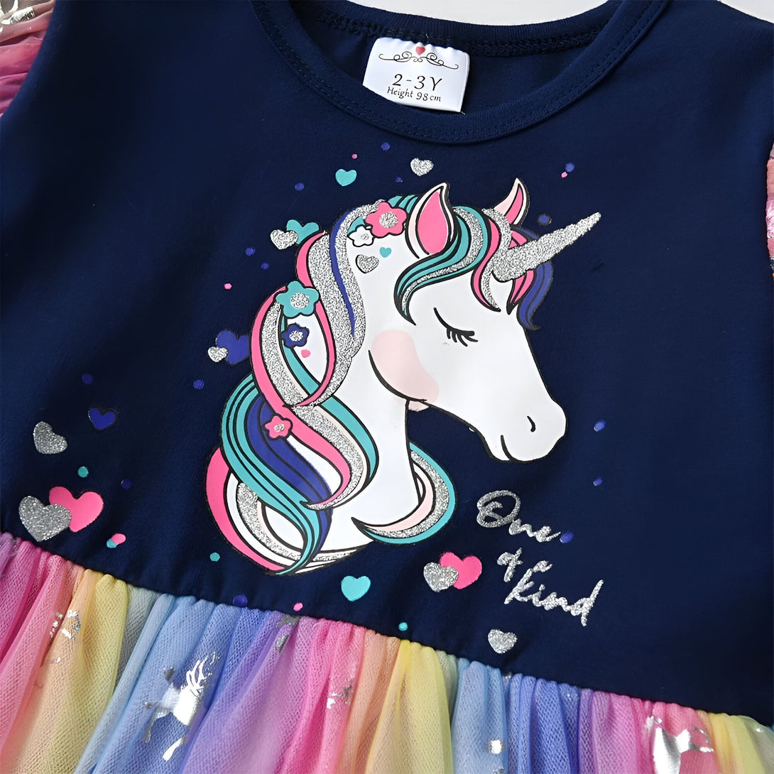 Une robe à manches courtes bleu marine pour fille avec une licorne blanche et des fleurs roses, vertes et bleues. La robe est également dotée d'un tutu arc-en-ciel.